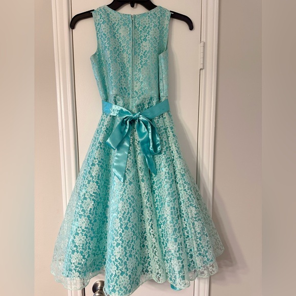 Green Lace Dress - Picture 3 of 4